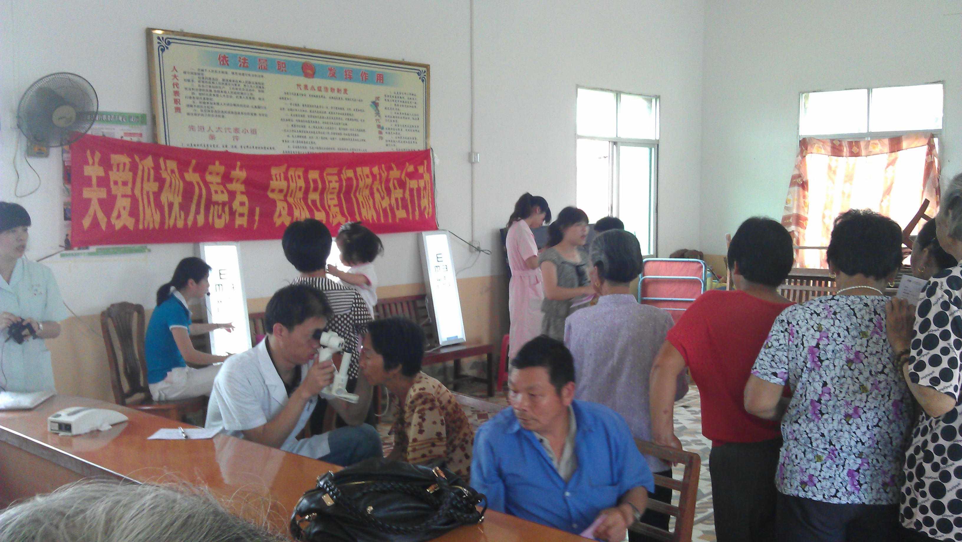 廈門眼科中心防盲辦醫(yī)生正在為村民仔細檢查眼睛